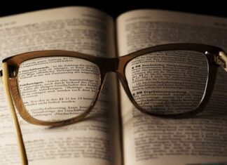 Jak nosić sznurek do okularów?