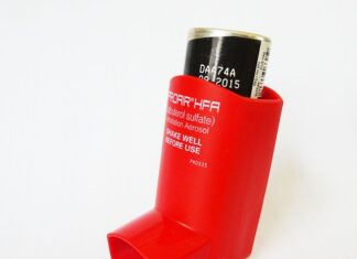 Czy osoba chora na astmę musi nosić maseczkę?